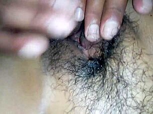 mi mujer empinada entrega culo y vagina peluda rica