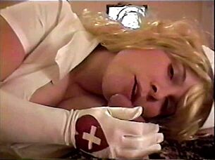 Bystig brunett rollspelar som blond sjuksköterska, suger patientens kuk hårt för lindring!