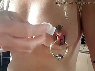 MILF Horni Dapat Tatu Pada Tetek Nipis Yang Besar Close Up