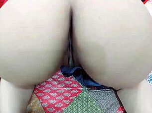 Sobia Nasir chats on WhatsApp video call with her customer! 😏📱