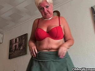 chubby granny spreads her pussy, showing off saggy big tits and plump ass! 😍🍑