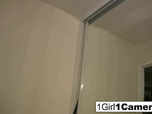 Alice Bell Plays With Her Camera!