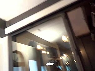 Felaci�n durante el embarazo �l sentado en una silla ella arrodillada adr009