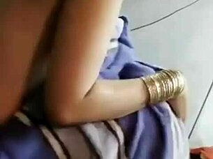 E Trang Nguyen shows off on Bigo while bathing?