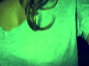 Isteri sedia malam panas dengan susu besar semula jadi dan punggung tebal