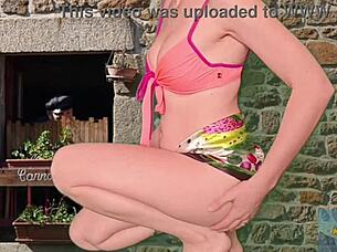 A solo performance with a MILF using a dildo