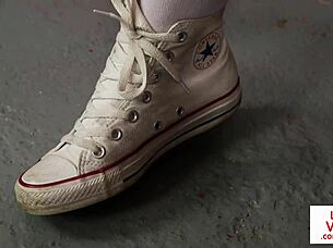 Voyeur Babe Enjoys Masturbation At The Lockerroom