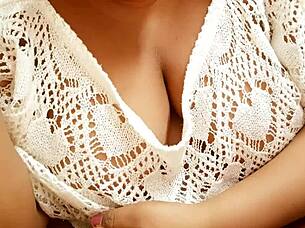 Tamil Sri Lankan IT professional showcases her natural tits