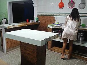 Le Sirvo La Comida Caliente A Mi Hermanastro