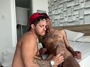 Vi no �nibus o cara todo tatuado manjei que ele tinha um pau de uns 24cm olhei pra bermuda um pauz�o marcando cheguei perto ele ficou de pau duro pisquei o olhei e chamei para meu ap