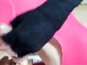 Ladyboy poprvé jezdí na dildu v jemné scéně