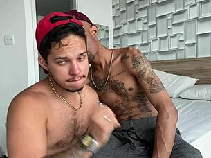 Vi no �nibus o cara todo tatuado manjei que ele tinha um pau de uns 24cm olhei pra bermuda um pauz�o marcando cheguei perto ele ficou de pau duro pisquei o olhei e chamei para meu ap