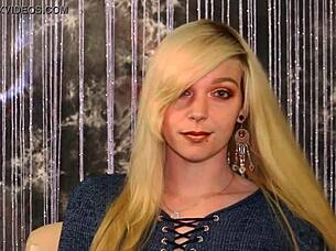 i love watching sexy gamergirlroxy in her shoes and clothes, her ass and legs look so good in slow motion