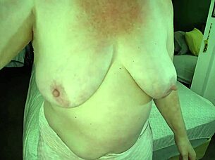 Mature pawg dawnskye tries new vibrator