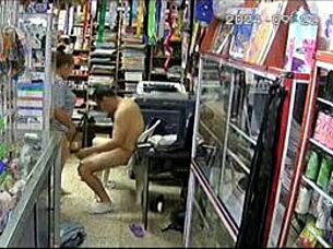 revisando las c�maras de seguridad me encuentro con esta sorpresa