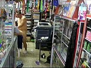 revisando las c�maras de seguridad me encuentro con esta sorpresa