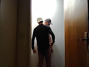 amigos se pegam no corredor após academia 😏