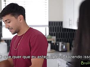 Pegou a irmã fantasiada e fodeu a gostosa