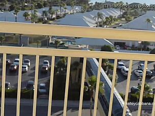 Kelley Cabbana Ousa Brincar com a Buceta na Varanda 😏