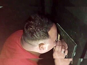 Levei um amigo na cabine do boquete?