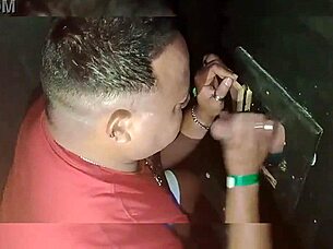 Levei um amigo na cabine do boquete?