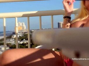 ケリー・カバナがベランダでマンコいじり挑発😏
