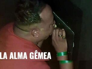 Levei um amigo na cabine do boquete?