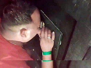 Levei um amigo na cabine do boquete?