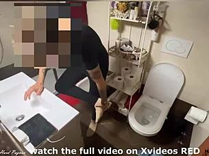 ragazzo spiato mentre si masturba nella doccia