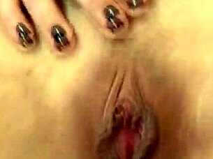 That flaming hot cunt with juicy lips is driving me crazy