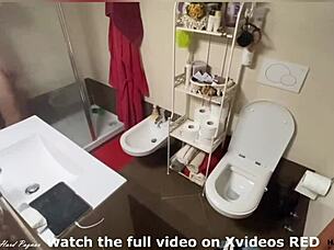 ragazzo spiato mentre si masturba nella doccia