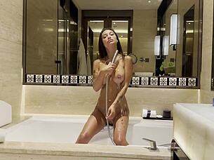 Monika Fox Squirting In Bath?