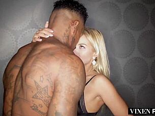 두 금발 여자, 클럽에서 큰 흑인 자지랑 춤추다