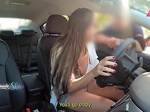 매우 섹시 아내 타이 크사다 팬티 없이 정보 물어보고 낯선 사람 보지 만지게 해