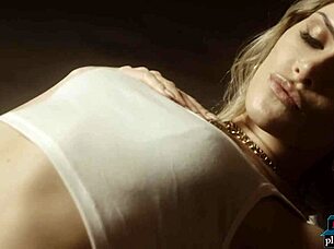 perfect big ass blonde amelia gets naked