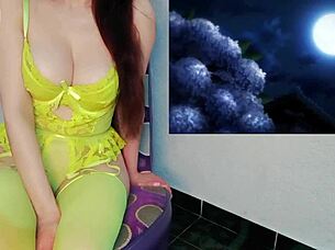 她的大奶子令人震惊，她忍不住黄漫诱惑！