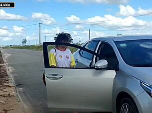 vi uma mendinga gostosa na rua dando mole disse a ela que ia li dar de comer