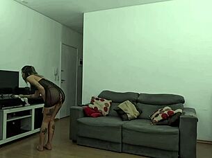 Chamei O Encanador E Sentei Com Minha Buceta E Meu Cuzinho Apertado No Cano Dele