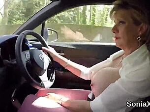 Aviorikollinen englantilainen kypsä nainen Sonia paljastaa valtavat tissinsä.