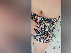 جميلة صدرها كبير تقفز صدرها لوحدها وأهلها نايمين