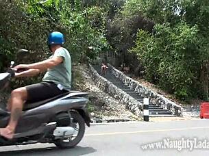 I flashed and walked nude on the street 😏