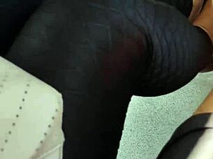 Acosando A Madura Culona En Las Calles De Lima?