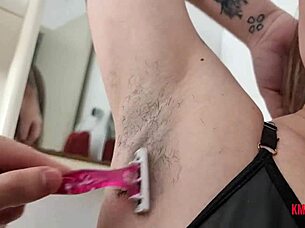 sentei com a minha buceta na cara do meu escravo pra ele chupar gostoso