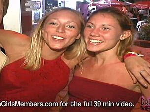 「ワオ、スプリングブレイクでキャンカンでパンティと素晴らしいおっぱい！」