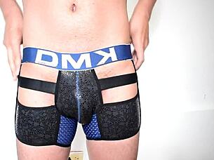 hombre en boxer gay relaxes with solo cock play