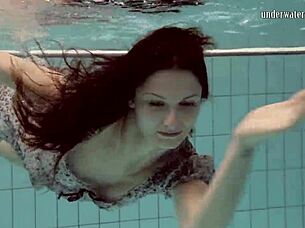 Super vroča Loris Licicia plava gola pod vodo