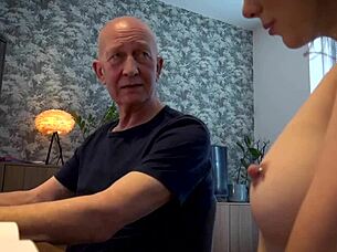 젊은 18+ 좁은 보지 세게 박아