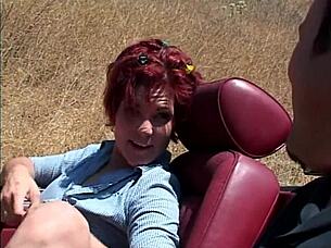 Junge 18+ Rothaarige bekommt Sperma ins Gesicht im Auto