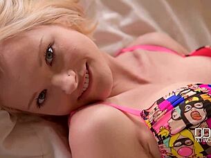 zazie skymm fills her pussy with toy