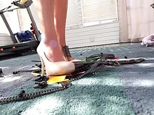 Pick up your toys, it's time to clean up